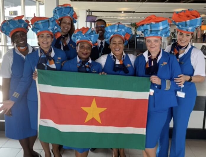 KLM personeel staat stil bij Keti Koti viering