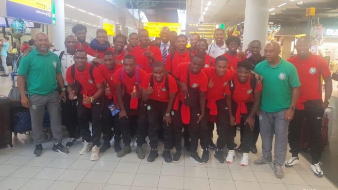Nationaal voetbalelftal Suriname aangekomen in Nederland