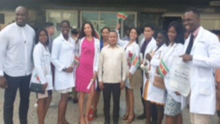 Suriname acht eigen artsen rijker