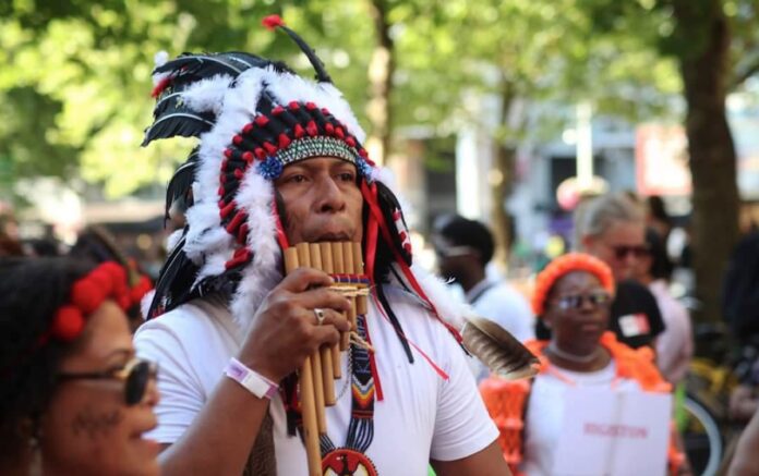 Suriname sterk vertegenwoordigd op SouthEast Parade in de Bijlmer