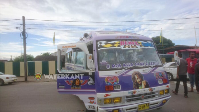 Agressieve bromfietser vernield lijnbus in Suriname