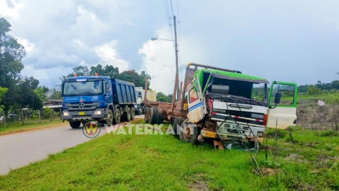 Aanrijding tussen twee trucks op Oost-West verbinding in Suriname