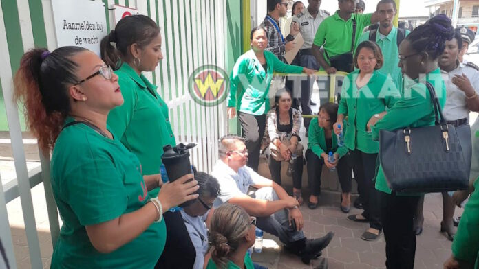 Actievoerders bij kantoor SZF, politie voert vakbondsleider af