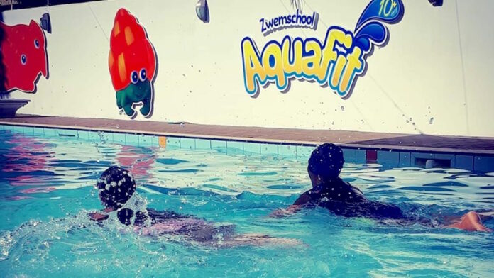 Nederlanders runnen al jaren succesvolle zwemschool in Suriname