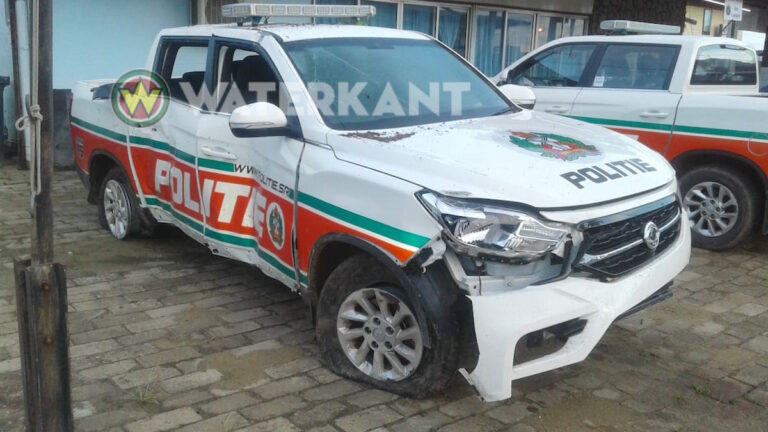 Nieuw voertuig politie Suriname zwaar beschadigd