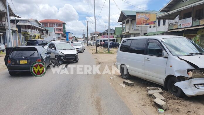 Drie voertuigen betrokken bij aanrijding in Paramaribo