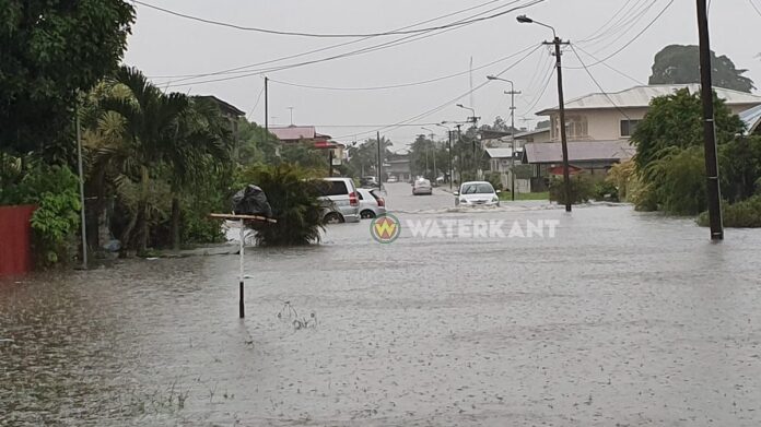 VIDEO: Hevige regenval zorgt weer voor overlast in het verkeer