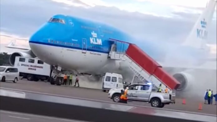 VIDEO: Rookontwikkeling bij KLM vliegtuig op luchthaven Suriname