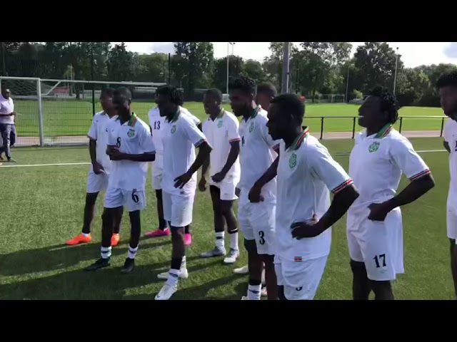 Santokhi ontmoet Surinaams elftal Natio in Nederland