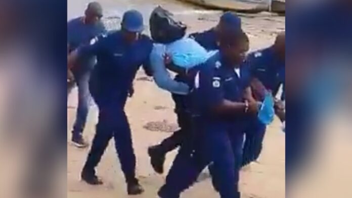 VIDEO: Frans-Guyana levert Surinaamse verdachte uit