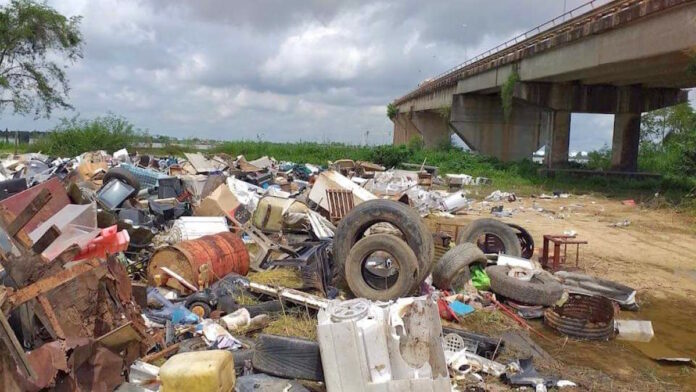 Verontwaardiging over gedumpt vuil bij voet Bosje brug in Suriname