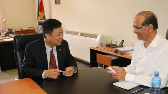 Chinese Ambassadeur in Suriname brengt beleefdheidsbezoek aan minister LVV