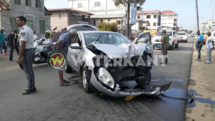 VIDEO: Twee gewonden bij zwaar eenzijdig ongeval in centrum Paramaribo