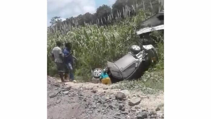 VIDEO: Voertuig van de weg geraakt op de Oost-Westverbinding nabij Coronie