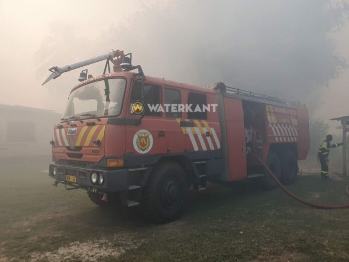 VIDEO: Brandweer rukt uit voor bosbrand in Coronie