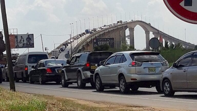 Enorme verkeersoverlast door defecte trucks op Bosje brug in Suriname