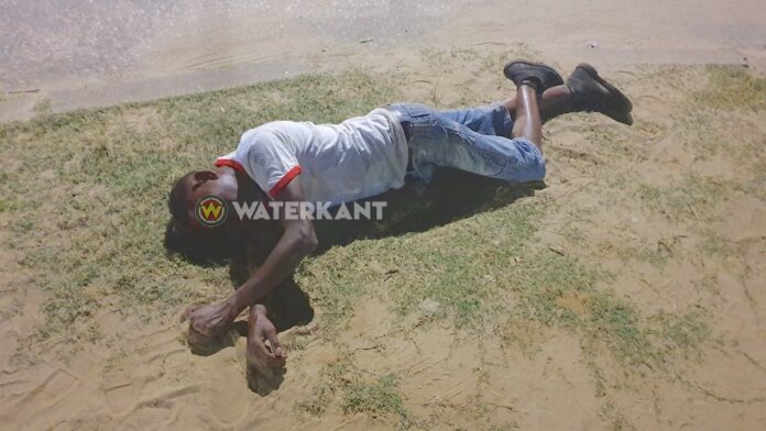 Jongeman gewond langs de weg aangetroffen in Suriname