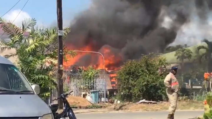 Diverse woningen verwoest bij grote brand in Suriname