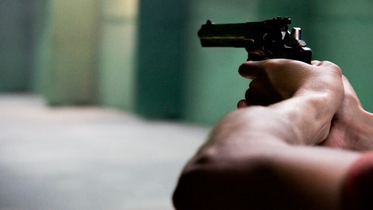 Man met bromfietspech beschoten; vermoedelijk aangezien voor crimineel