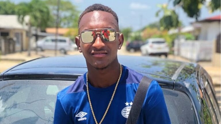 Voetballer Roscello Vlijter raakt paspoort kwijt en kan Suriname niet verlaten