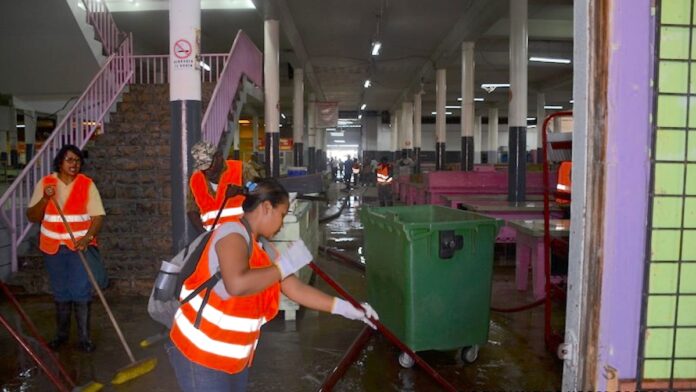 Grote schoonmaak Centrale Markt Suriname in volle gang