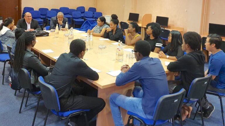 Ministers uit Suriname bezoeken Surinaamse studenten in Servië