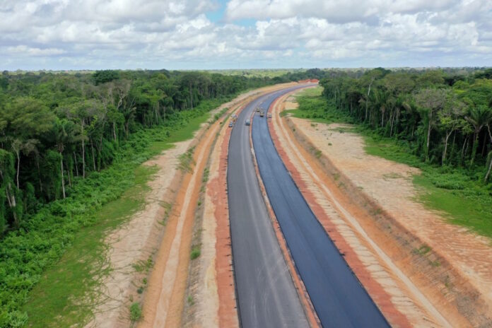 Asfaltering nieuwe 'Super Highway' in Suriname begonnen