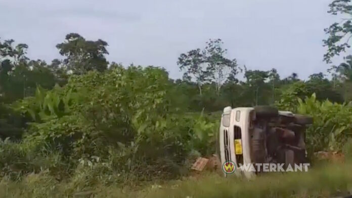 Zware aanrijding tussen twee voertuigen op de Oost-West verbinding in Suriname