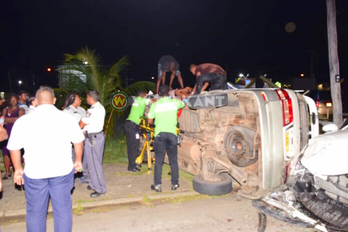 Voertuig op z'n zij na zware aanrijding in Paramaribo