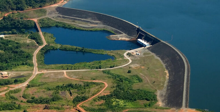 Afobaka-waterkrachtcentrale in Suriname.