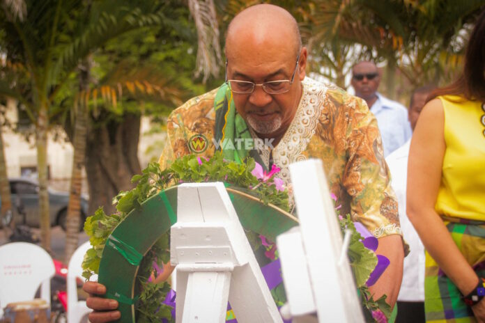 President Bouterse staat stil bij Dag der Marrons in Suriname