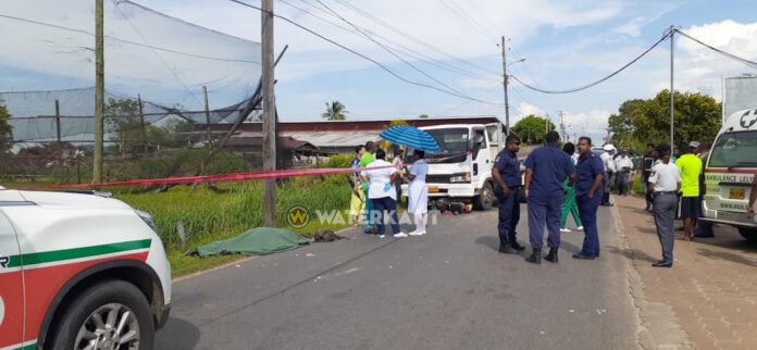 Bromfietser op slag dood na aanrijding met truck in Wanica