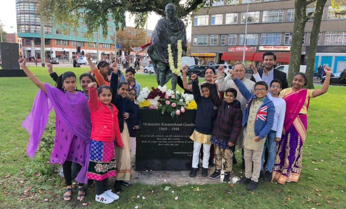 Kinderen van de Vahon School herdenken geboortedag Mahatma Gandhi