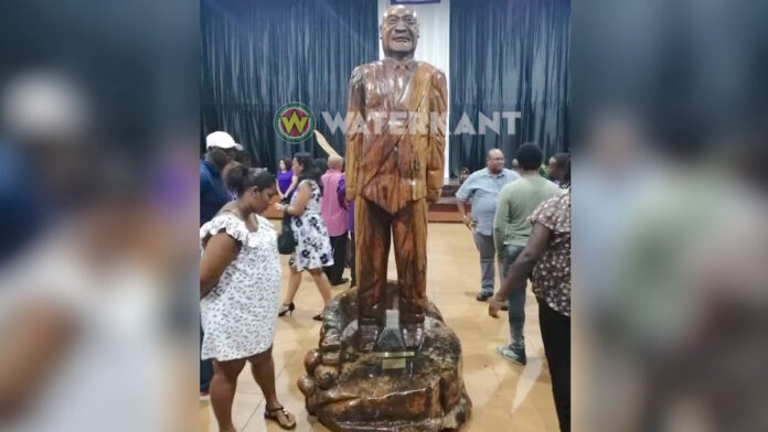 Onthulling van 3,5 meter hoog houten beeld van president Bouterse