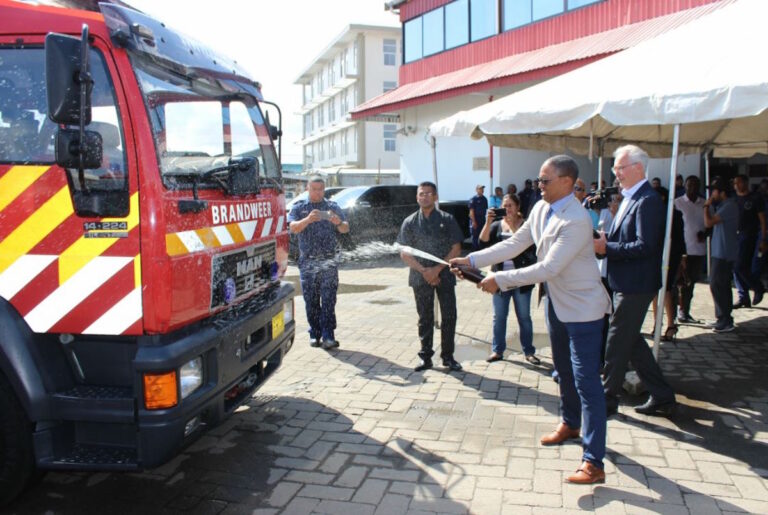 Brandweer schaft tweedehandse blusvoertuigen uit Nederland aan