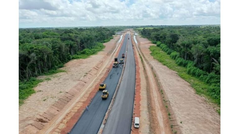 VIDEO: Nieuwe Highway in Suriname krijgt tweede asfaltlaag