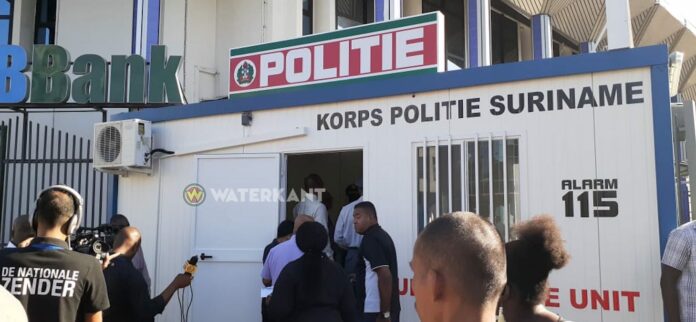 Nieuwe politie unit voor de Volkscreditbank in Paramaribo