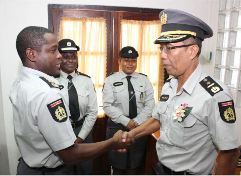 Negen nieuwe commissarissen bevorderd bij Korps Politie Suriname