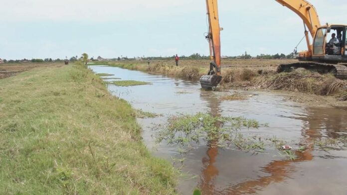 LVV biedt boeren ondersteuning bij opschonen kanalen in Nickerie