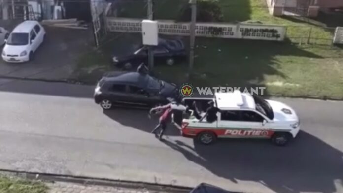 VIDEO: Arrestant die in laadbak politie pick-up wordt gesmeten kan niet