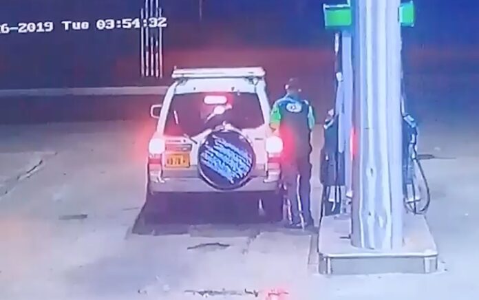 VIDEO: Man tankt voor 30 srd en rijdt weg zonder te betalen