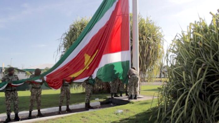 Grote Surinaamse vlaggen wapperen weer vanwege Srefidensi