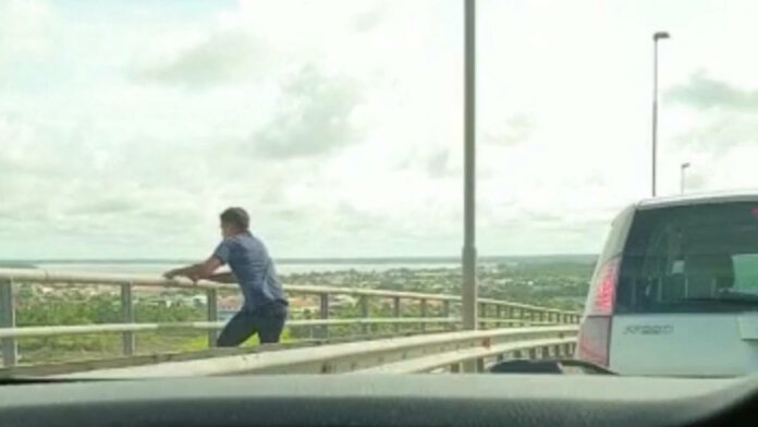 Verontrustend filmpje van jongeman die van Bosje brug af lijkt te springen