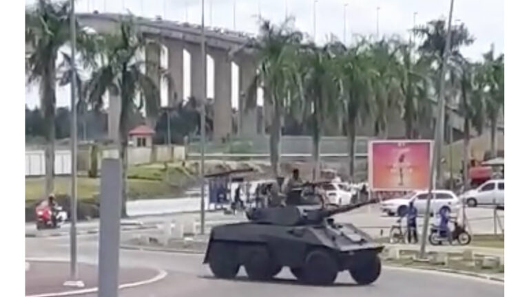 VIDEO: Pantserwagen net voor ongeluk gefilmd