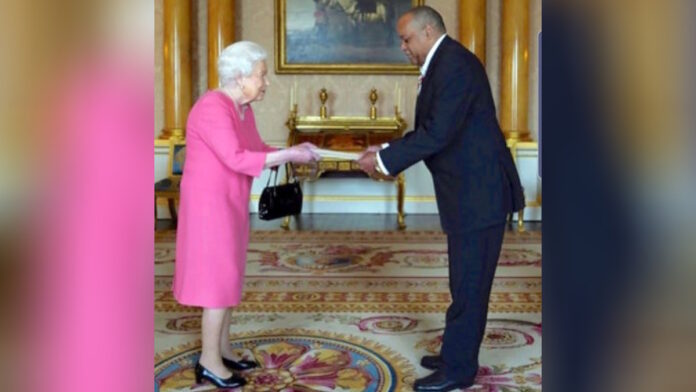 Surinaamse ambassadeur Nelson biedt geloofsbrieven aan Engelse koningin Elizabeth