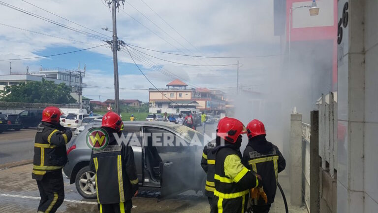 Brandweer Suriname in actie nadat motor van auto in brand vliegt