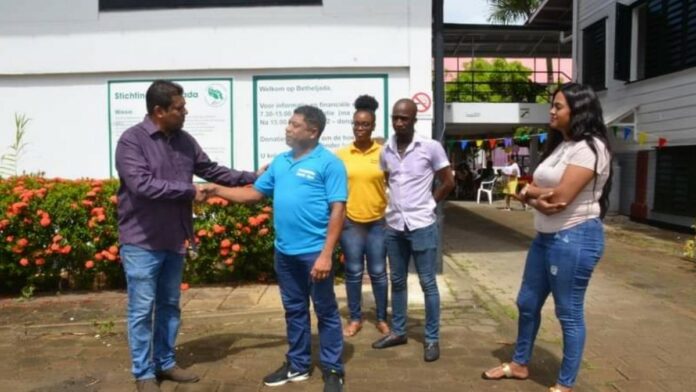 Districtscommissariaat Paramaribo Noord-Oost doneert aan Huize Betheljada