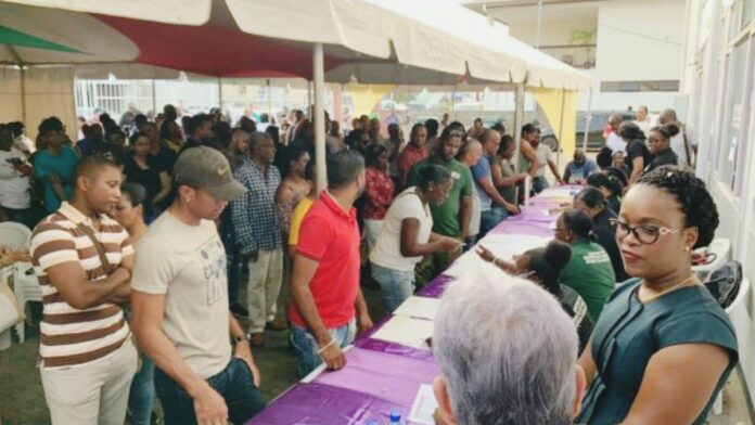 Tweehonderd grondpapieren uitgereikt aan bewoners Paramaribo Noord-Oost-1