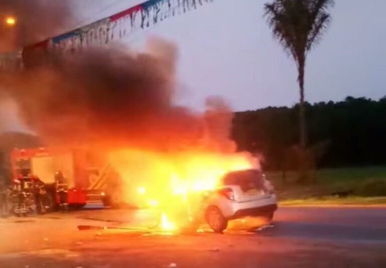 VIDEO: Kleine personenwagen geheel afgebrand in Suriname