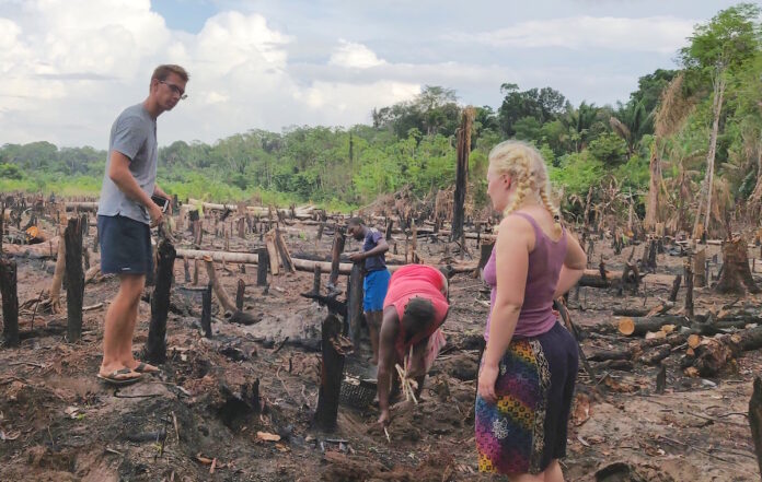 Nederlandse TU Delft studenten leren boeren in dorpen Suriname ondernemen